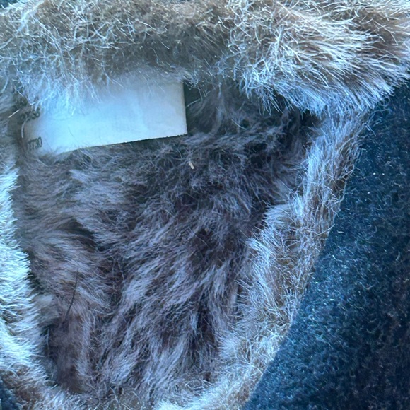 Target fur lined baby house slippers.  Slip on style gray felt.  Size 5/6. - Picture 3 of 6